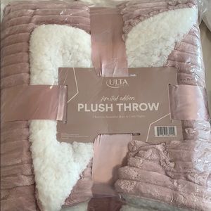 BRAND NEW BLANKET !!!!